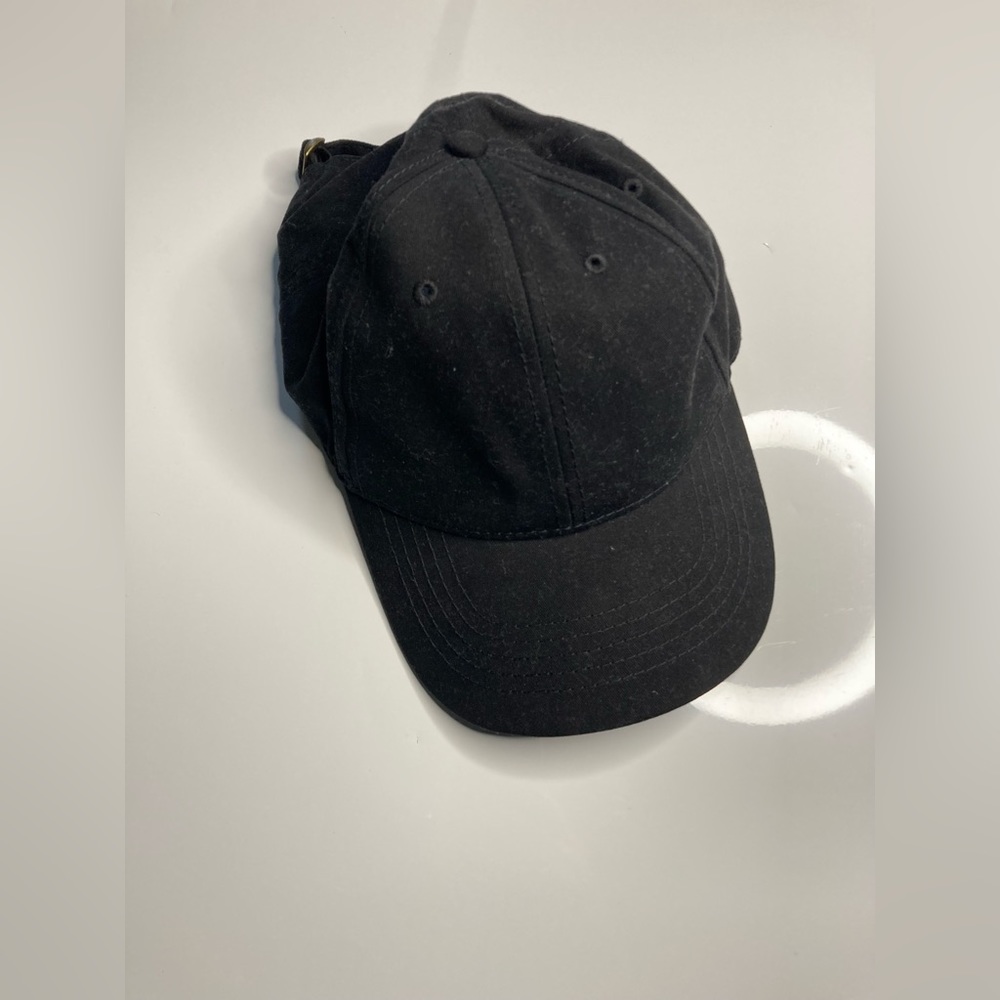 Black Cap 🧢 - Picture 2 of 6